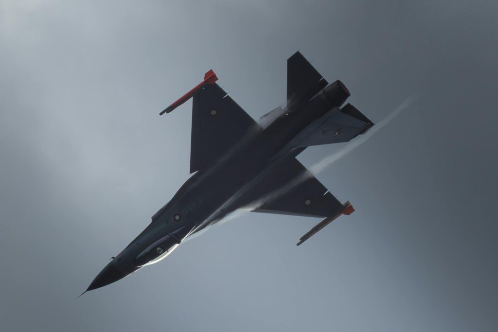 Amerikansk F-16 krockar med UFO över Arizona – stridsflyget skadades i mystisk incident