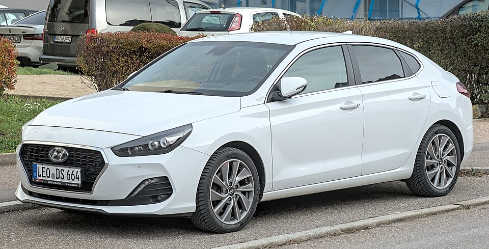 Hyundai i30 Fastback DSC 7084 cropped