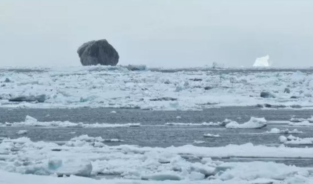 Fiskare såg svart diamant-isberg utanför Kanadas kust – och nej det var inte ett rymdskepp